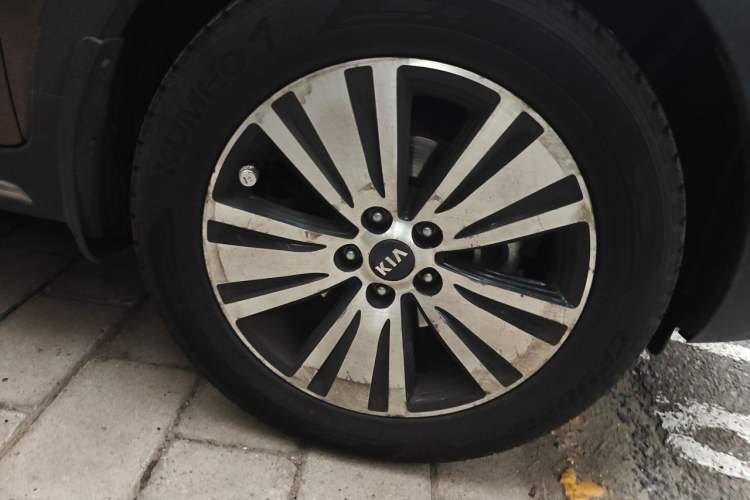 Used Kia Sportage R 2015 2.0L Automatic Two-Wheel Drive DLX Model Right Front Wheel Hub