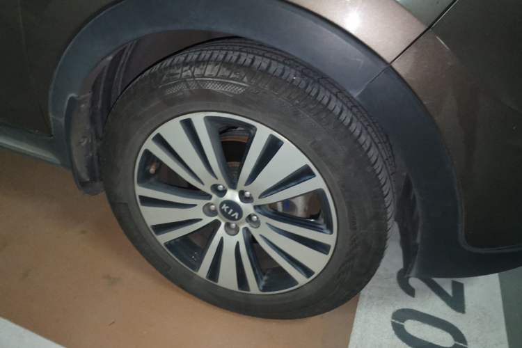 Used Kia Sportage R 2015 2.0L Automatic Two-Wheel Drive DLX Model Right Front Wheel Hub