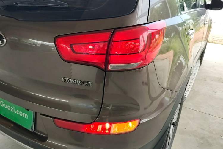 Used Kia Sportage R 2015 2.0L Automatic Two-Wheel Drive DLX Model Right Rear Taillight