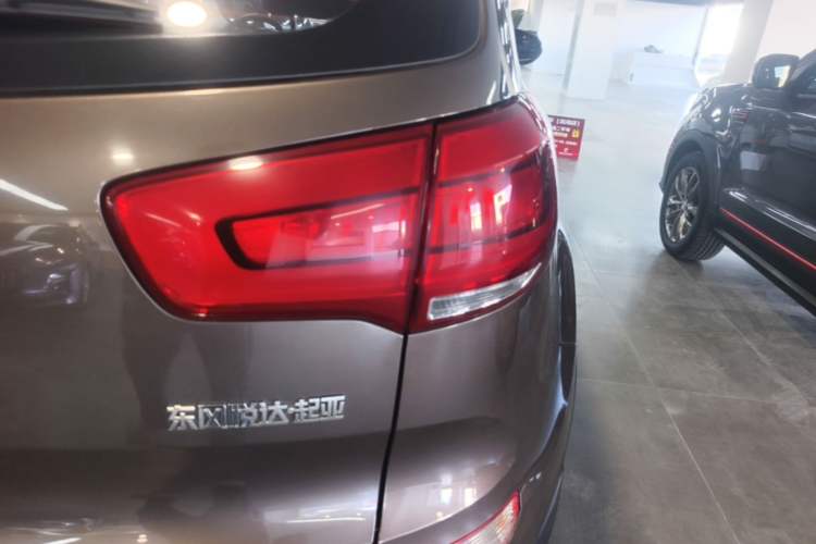 Used Kia Sportage R 2015 2.0L Automatic Two-Wheel Drive DLX Model Right Rear Taillight