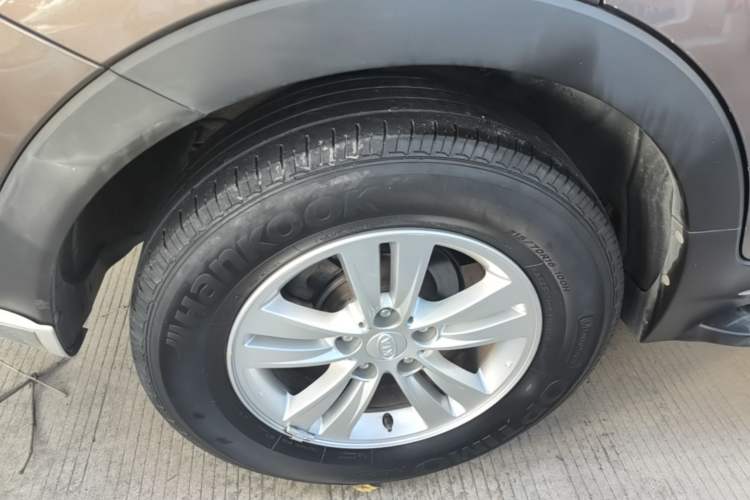 Used Kia Sportage R 2015 2.0L Manual Two-Wheel Drive GL Model Right Rear Wheel Hub