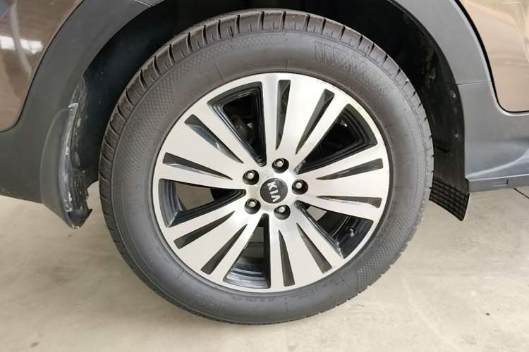 Used Kia Sportage R 2015 2.0L Automatic Two-Wheel Drive DLX Model Right Rear Wheel Hub