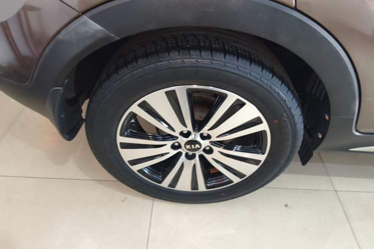 Used Kia Sportage R 2015 2.0L Automatic Two-Wheel Drive DLX Model Right Rear Wheel Hub