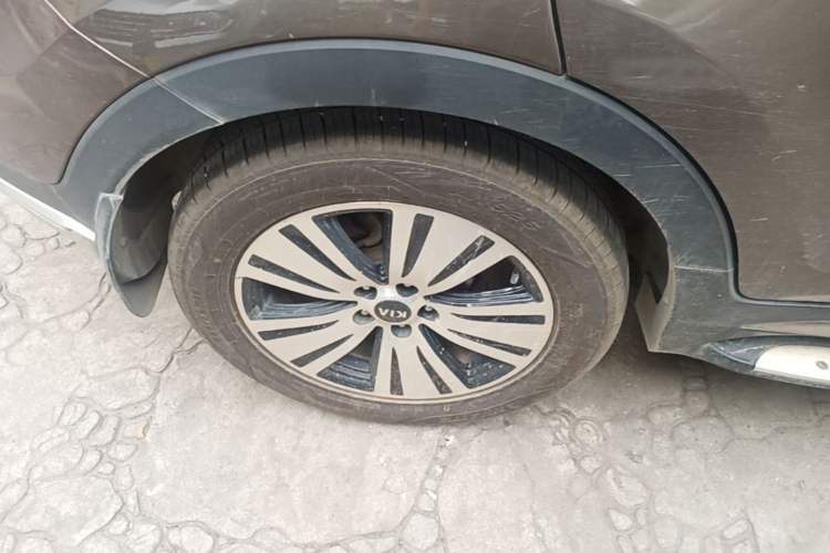 Used Kia Sportage R 2015 2.0L Automatic Two-Wheel Drive DLX Model Right Rear Wheel Hub
