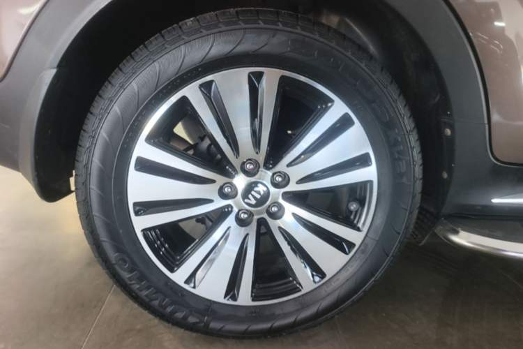 Used Kia Sportage R 2015 2.0L Automatic Two-Wheel Drive DLX Model Right Rear Wheel Hub