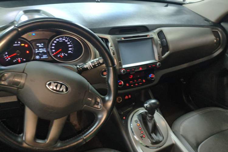 Used Kia Sportage R 2015 2.0L Automatic Two-Wheel Drive DLX Model Center Console