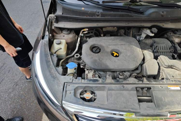 Used Kia Sportage R 2015 2.0L Automatic Two-Wheel Drive DLX Model Engine Bay Right