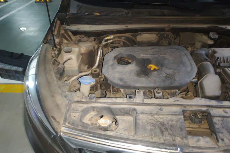 Used Kia Sportage R 2015 2.0L Automatic Two-Wheel Drive DLX Model Engine Bay Right