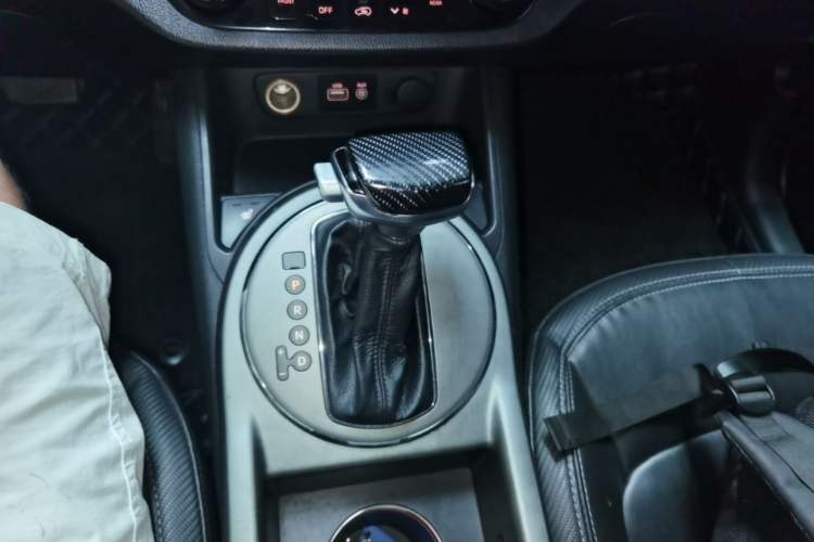 Used Kia Sportage R 2015 2.0L Automatic Two-Wheel Drive DLX Model Gear Lever