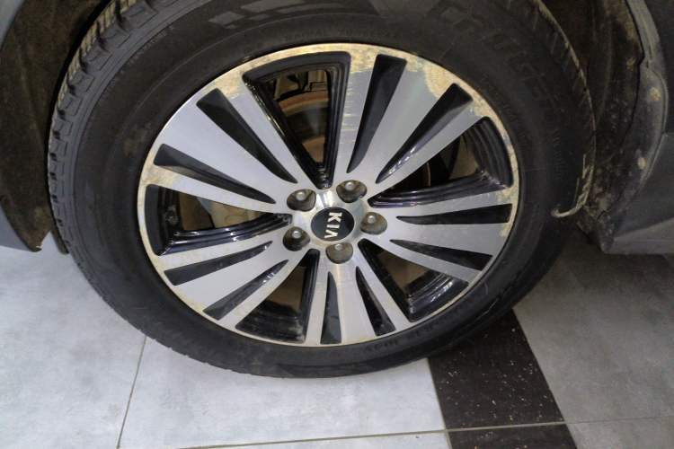 Used Kia Sportage R 2015 2.0L Automatic Two-Wheel Drive DLX Model Left Front Wheel Hub