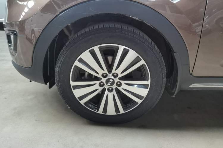Used Kia Sportage R 2015 2.0L Automatic Two-Wheel Drive DLX Model Left Front Wheel Hub