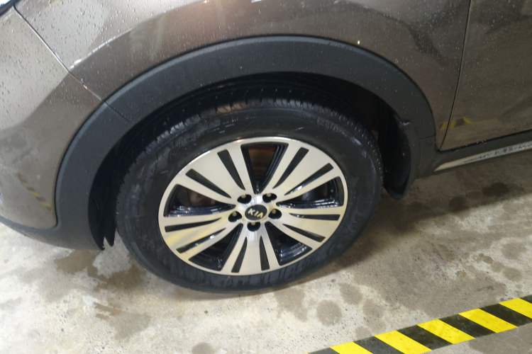 Used Kia Sportage R 2015 2.0L Automatic Two-Wheel Drive DLX Model Left Front Wheel Hub