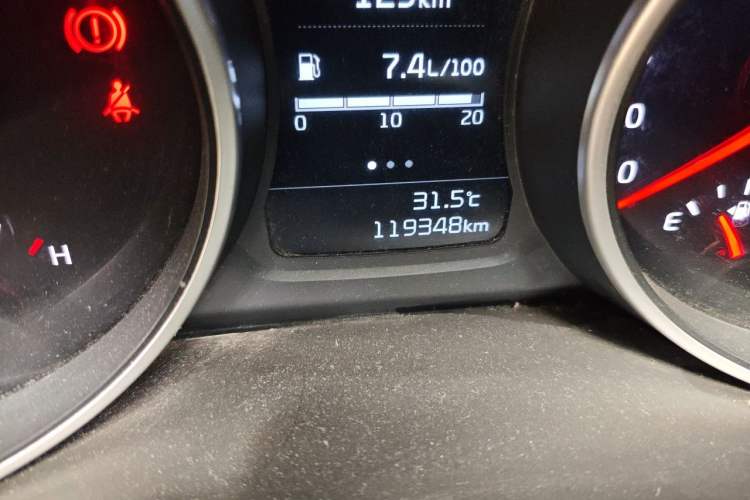 Used Kia Sportage R 2015 2.0L Manual Two-Wheel Drive GL Model Odometer Close Up