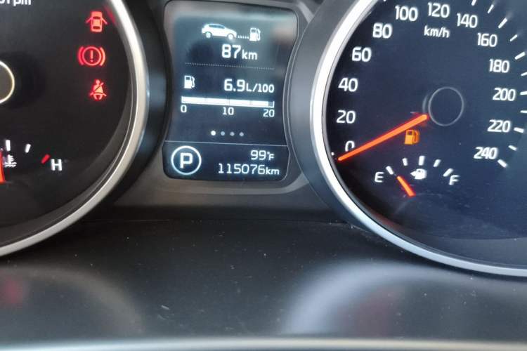 Used Kia Sportage R 2015 2.0L Automatic Two-Wheel Drive DLX Model Odometer Close Up