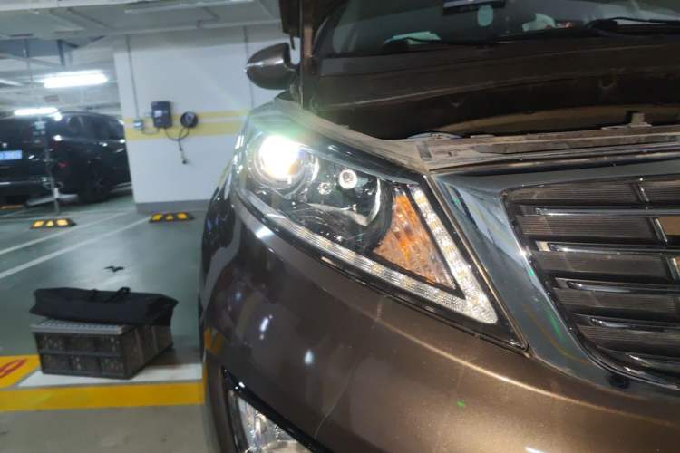 Used Kia Sportage R 2015 2.0L Automatic Two-Wheel Drive DLX Model Right Front Headlight