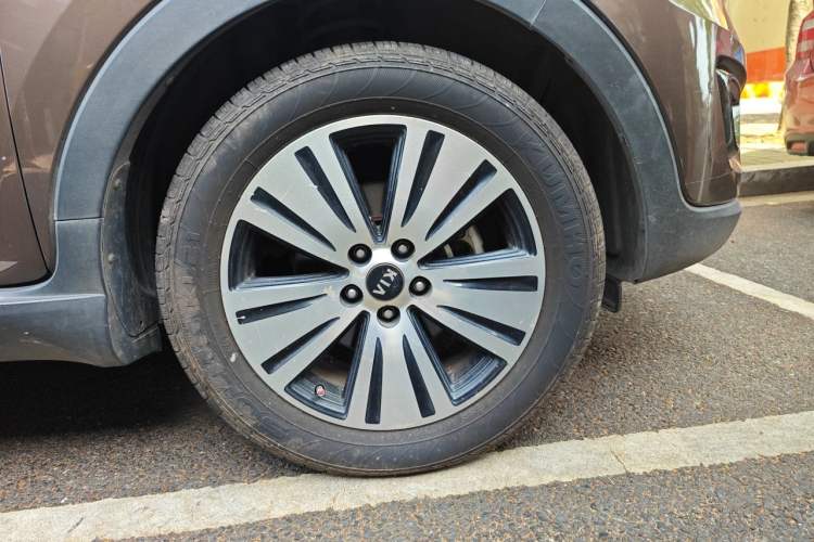 Used Kia Sportage R 2015 2.0L Automatic Two-Wheel Drive DLX Model Right Front Wheel Hub