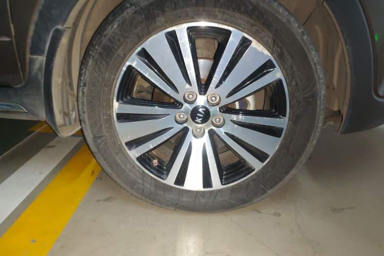 Used Kia Sportage R 2015 2.0L Automatic Two-Wheel Drive DLX Model Right Front Wheel Hub