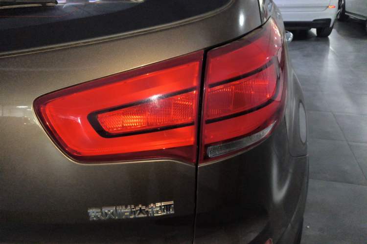 Used Kia Sportage R 2015 2.0L Automatic Two-Wheel Drive DLX Model Right Rear Taillight