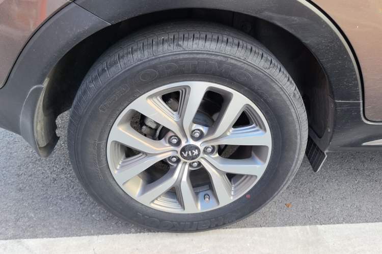 Used Kia Sportage R 2015 2.0L Manual Two-Wheel Drive GLS Trim Right Rear Wheel Hub