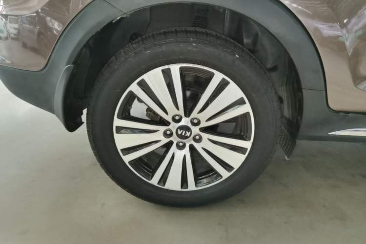 Used Kia Sportage R 2015 2.0L Automatic Two-Wheel Drive DLX Model Right Rear Wheel Hub