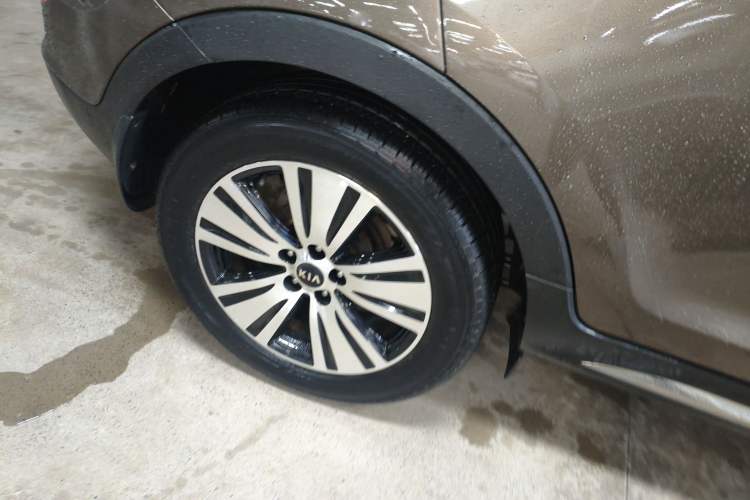 Used Kia Sportage R 2015 2.0L Automatic Two-Wheel Drive DLX Model Right Rear Wheel Hub