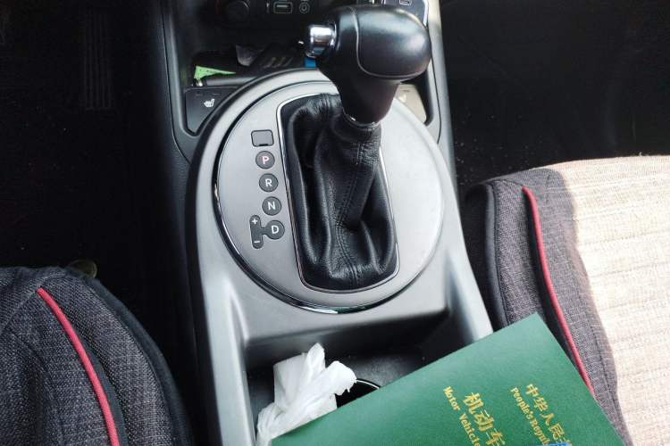 Used Kia Sportage R 2015 2.0L Automatic Two-Wheel Drive DLX Model Gear Lever