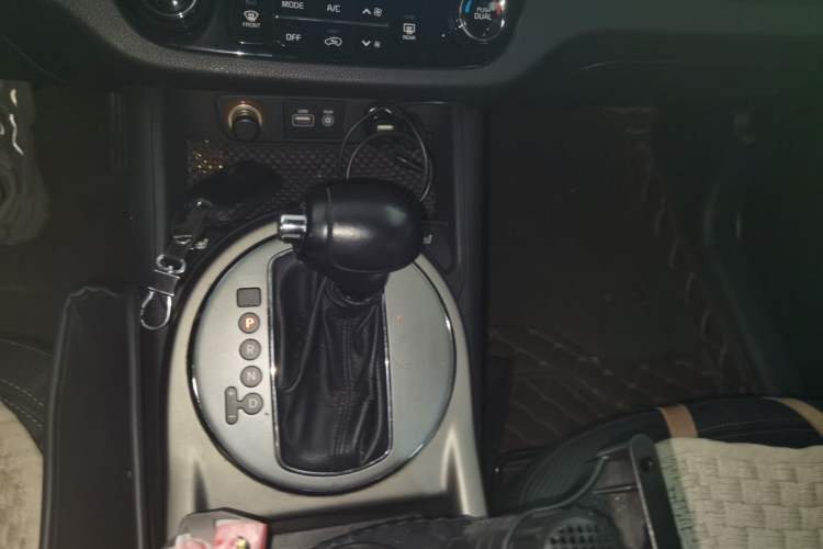 Used Kia Sportage R 2015 2.0L Automatic Two-Wheel Drive DLX Model Gear Lever