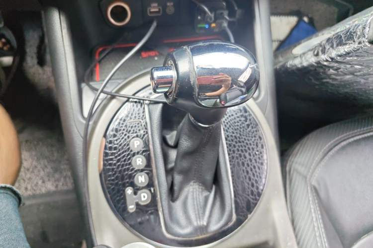 Used Kia Sportage R 2015 2.0L Automatic Two-Wheel Drive DLX Model Gear Lever