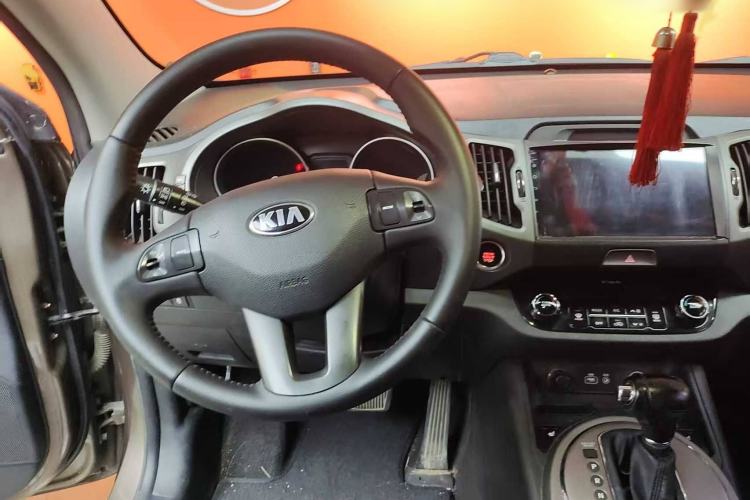 Used Kia Sportage R 2015 2.0L Automatic Two-Wheel Drive DLX Model Interior 2