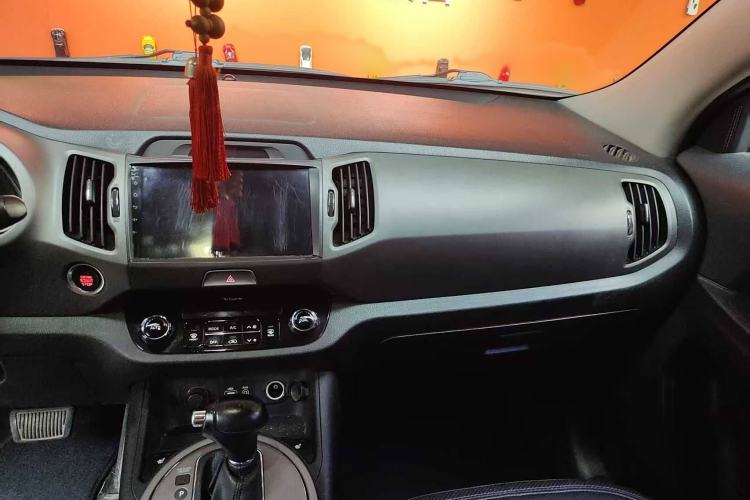 Used Kia Sportage R 2015 2.0L Automatic Two-Wheel Drive DLX Model Interior 3