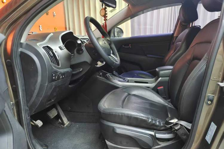 Used Kia Sportage R 2015 2.0L Automatic Two-Wheel Drive DLX Model Interior 5