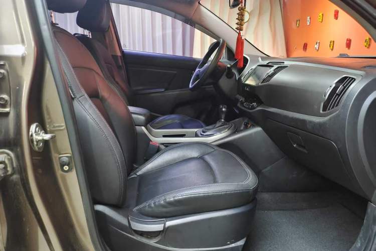 Used Kia Sportage R 2015 2.0L Automatic Two-Wheel Drive DLX Model Interior 7