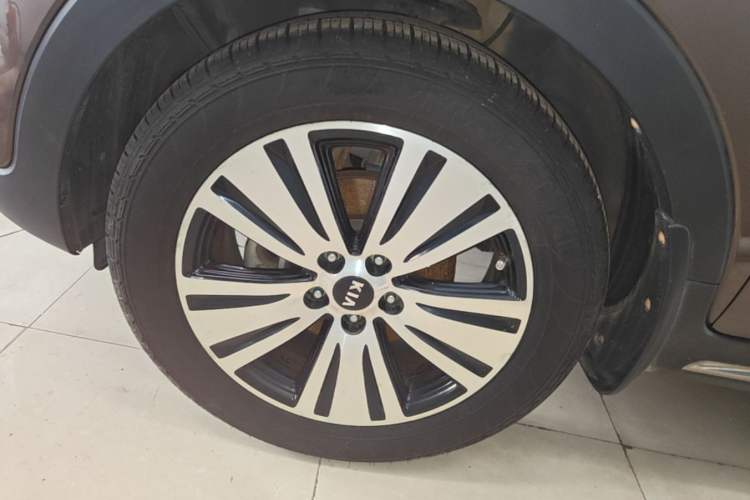 Used Kia Sportage R 2015 2.0L Automatic Two-Wheel Drive DLX Model Left Front Wheel Hub