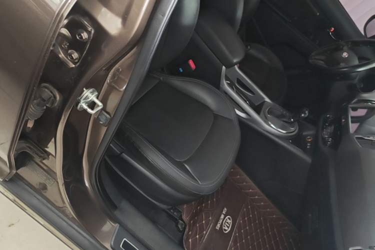 Used Kia Sportage R 2015 2.0L Automatic Two-Wheel Drive DLX Model Right Front Seat