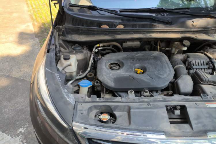 Used Kia Sportage R 2015 2.0L Automatic Two-Wheel Drive DLX Model Engine Bay Right