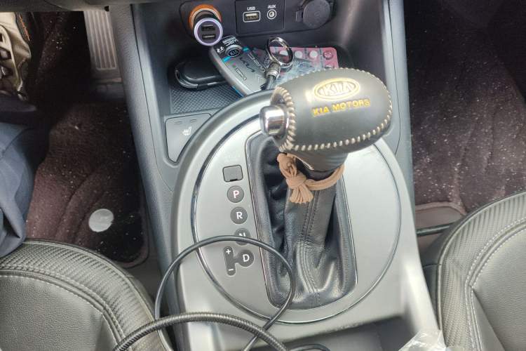 Used Kia Sportage R 2015 2.0L Automatic Two-Wheel Drive DLX Model Gear Lever
