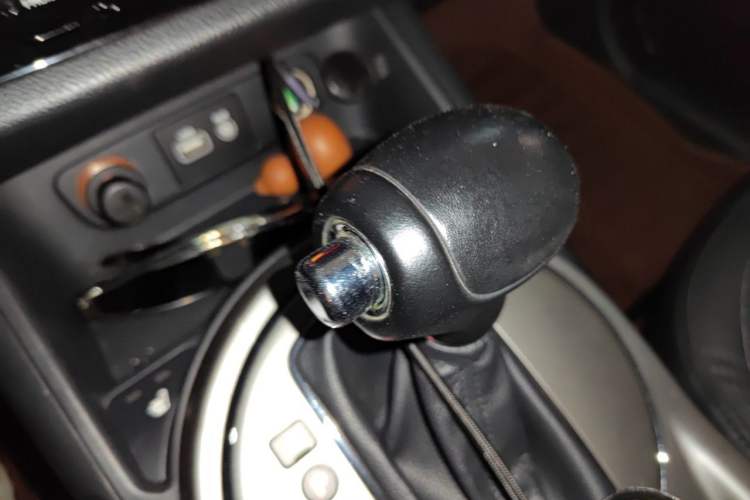 Used Kia Sportage R 2015 2.0L Automatic Two-Wheel Drive DLX Model Gear Lever