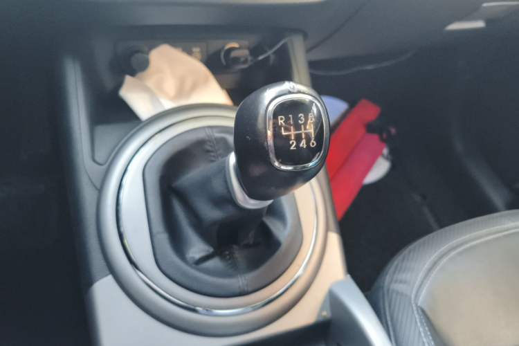 Used Kia Sportage R 2015 2.0L Manual Two-Wheel Drive GLS Trim Gear Lever