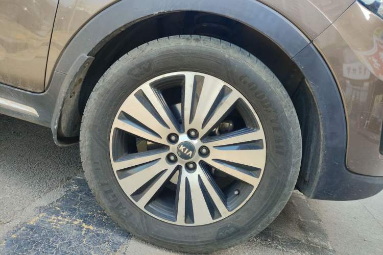 Used Kia Sportage R 2015 2.0L Automatic Two-Wheel Drive DLX Model Right Front Wheel Hub