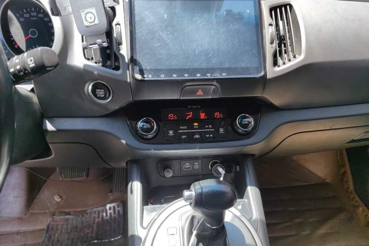 Used Kia Sportage R 2015 2.0L Automatic Two-Wheel Drive DLX Model Audio And AC Panel