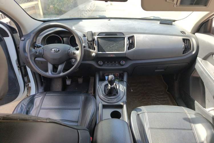 Used Kia Sportage R 2015 2.0L Manual Two-Wheel Drive GL Model Center Console