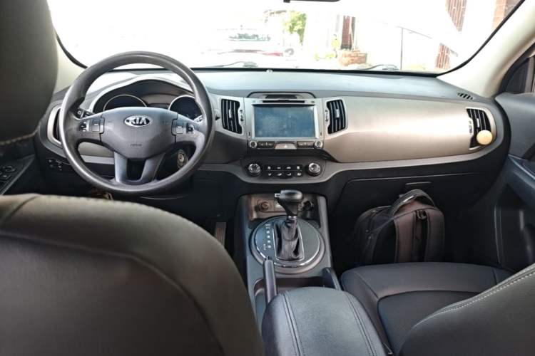 Used Kia Sportage R 2015 2.0L Automatic Two-Wheel Drive GL Center Console
