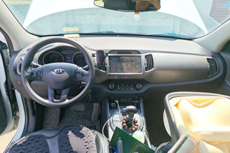 Used Kia Sportage R 2015 2.0L Automatic Two-Wheel Drive GL Center Console