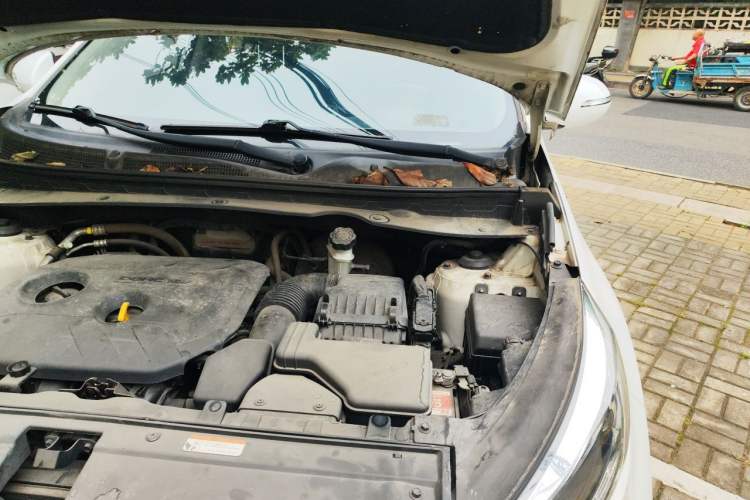 Used Kia Sportage R 2015 2.0L Automatic Two-Wheel Drive DLX Model Engine Bay Left