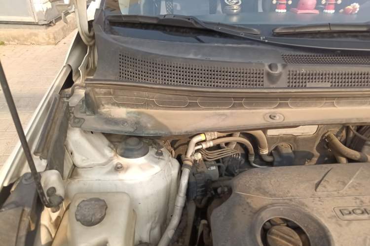 Used Kia Sportage R 2015 2.0L Automatic Two-Wheel Drive DLX Model Engine Bay Right