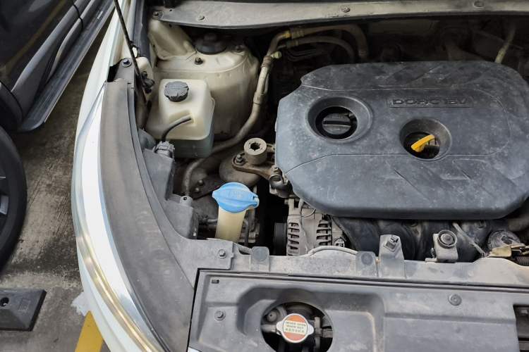 Used Kia Sportage R 2015 2.0L Automatic Two-Wheel Drive DLX Model Engine Bay Right