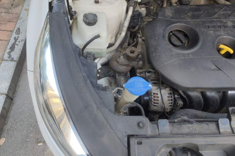 Used Kia Sportage R 2015 2.0L Automatic Two-Wheel Drive DLX Model Engine Bay Right