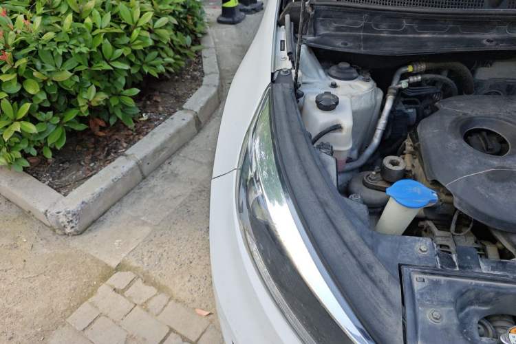 Used Kia Sportage R 2015 2.0L Automatic Two-Wheel Drive DLX Model Engine Bay Right