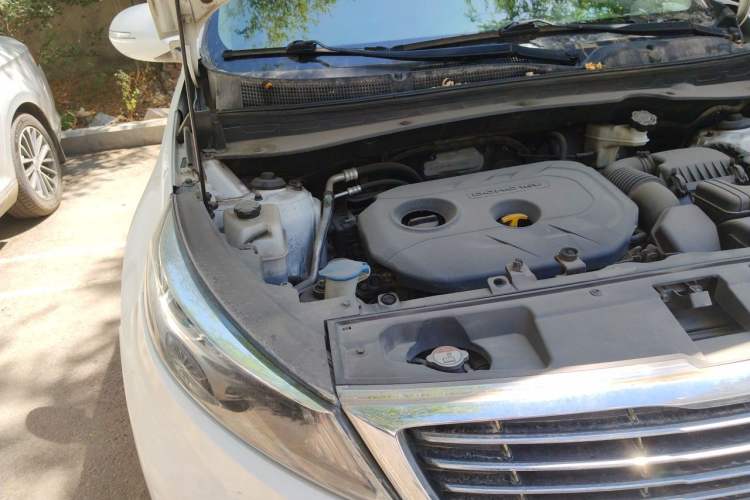 Used Kia Sportage R 2015 2.0L Automatic Two-Wheel Drive DLX Model Engine Bay Right