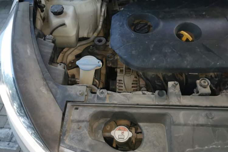 Used Kia Sportage R 2015 2.0L Automatic Two-Wheel Drive DLX Model Engine Bay Right